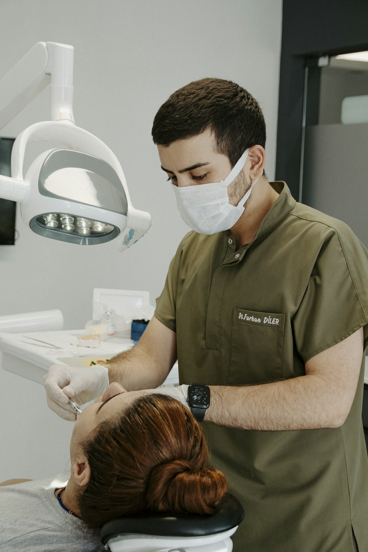 Dentista atendendo paciente na OdontoCompany Pompéia