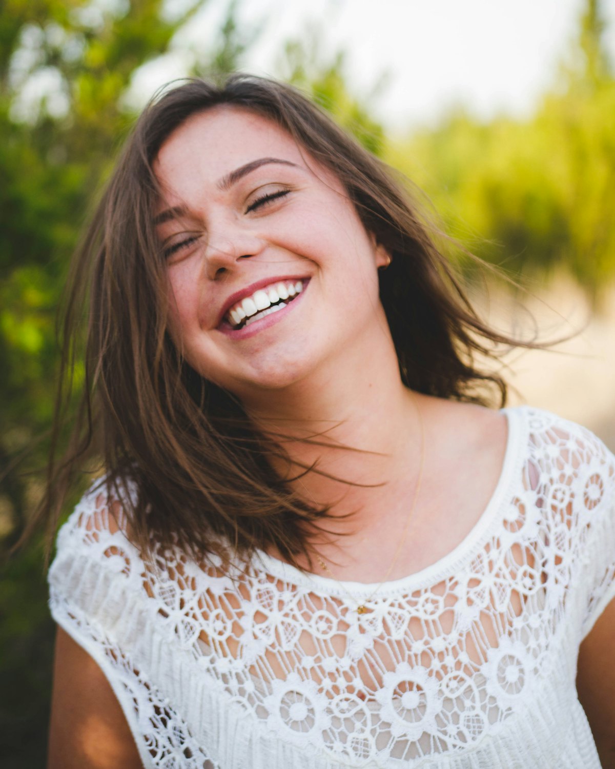 Pessoa real sorrindo com naturalidade após tratamento estético