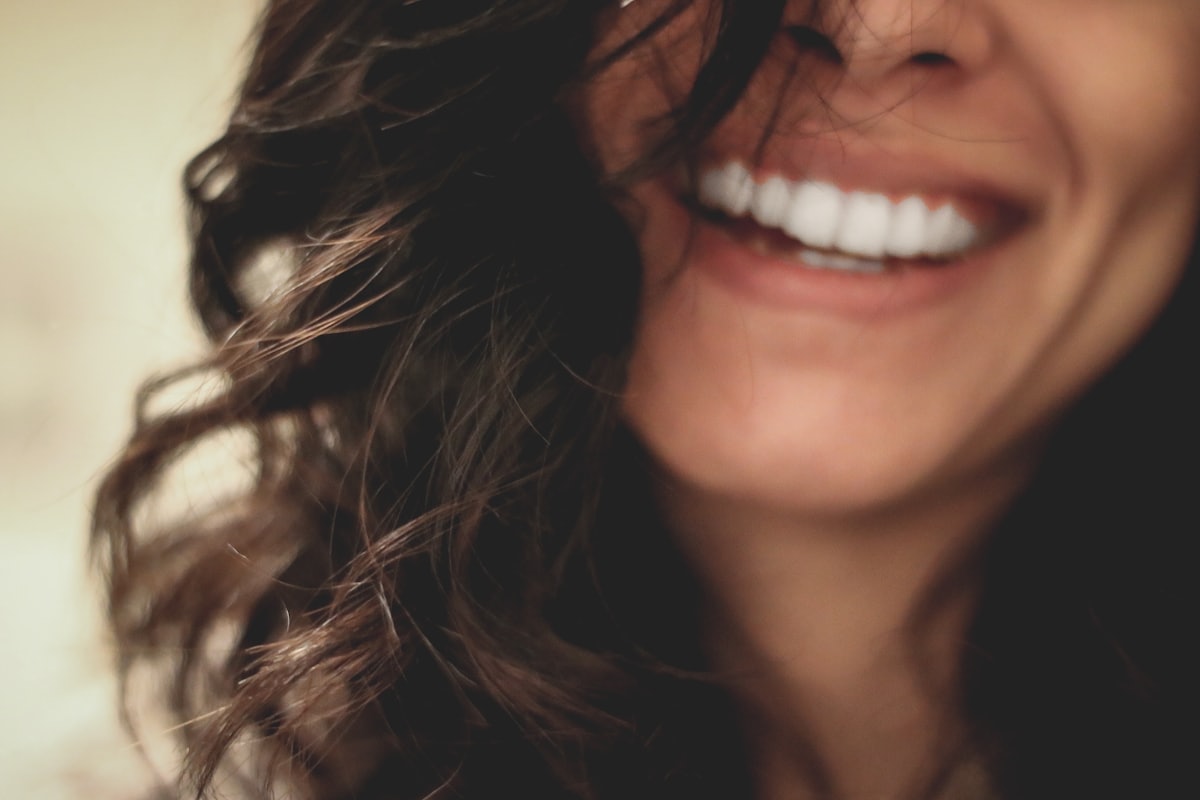 Sorriso natural com lentes em resina